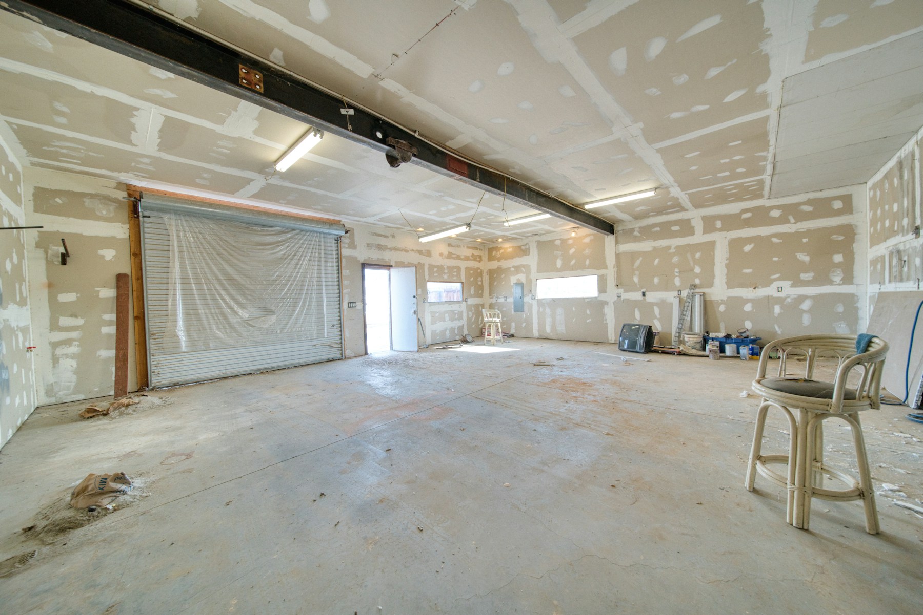 Trabajo de drywall en proceso, con paneles y juntas visibles