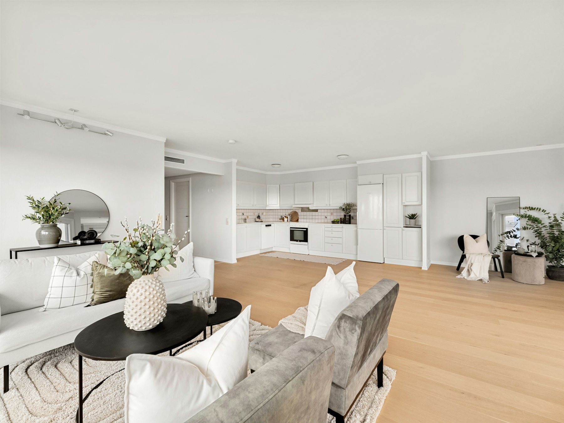 Interior residencial con paredes pintadas y acabados decorativos